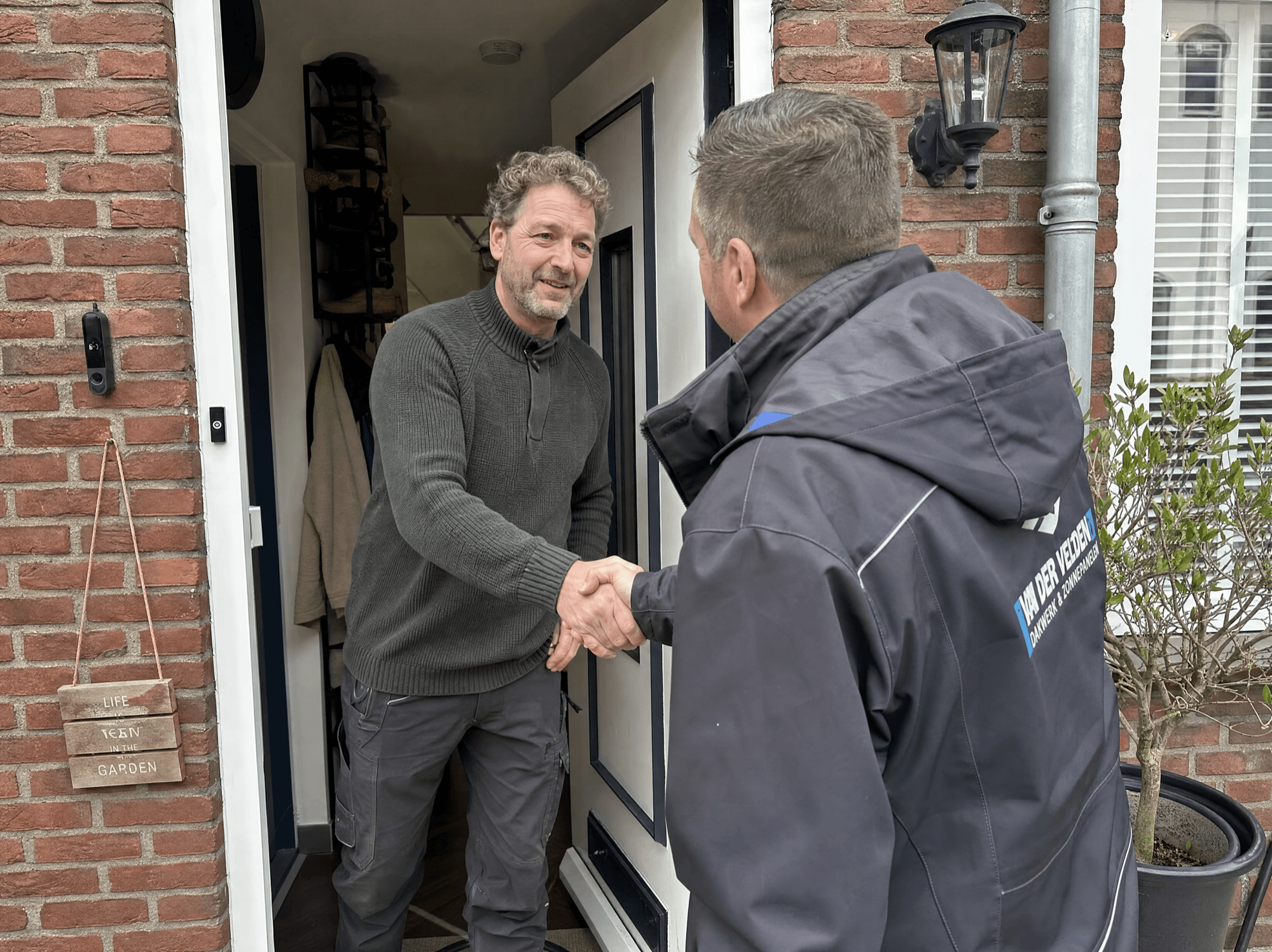 Een gescreende specialist uit de regio aan de voordeur van een Nederlandse woning
