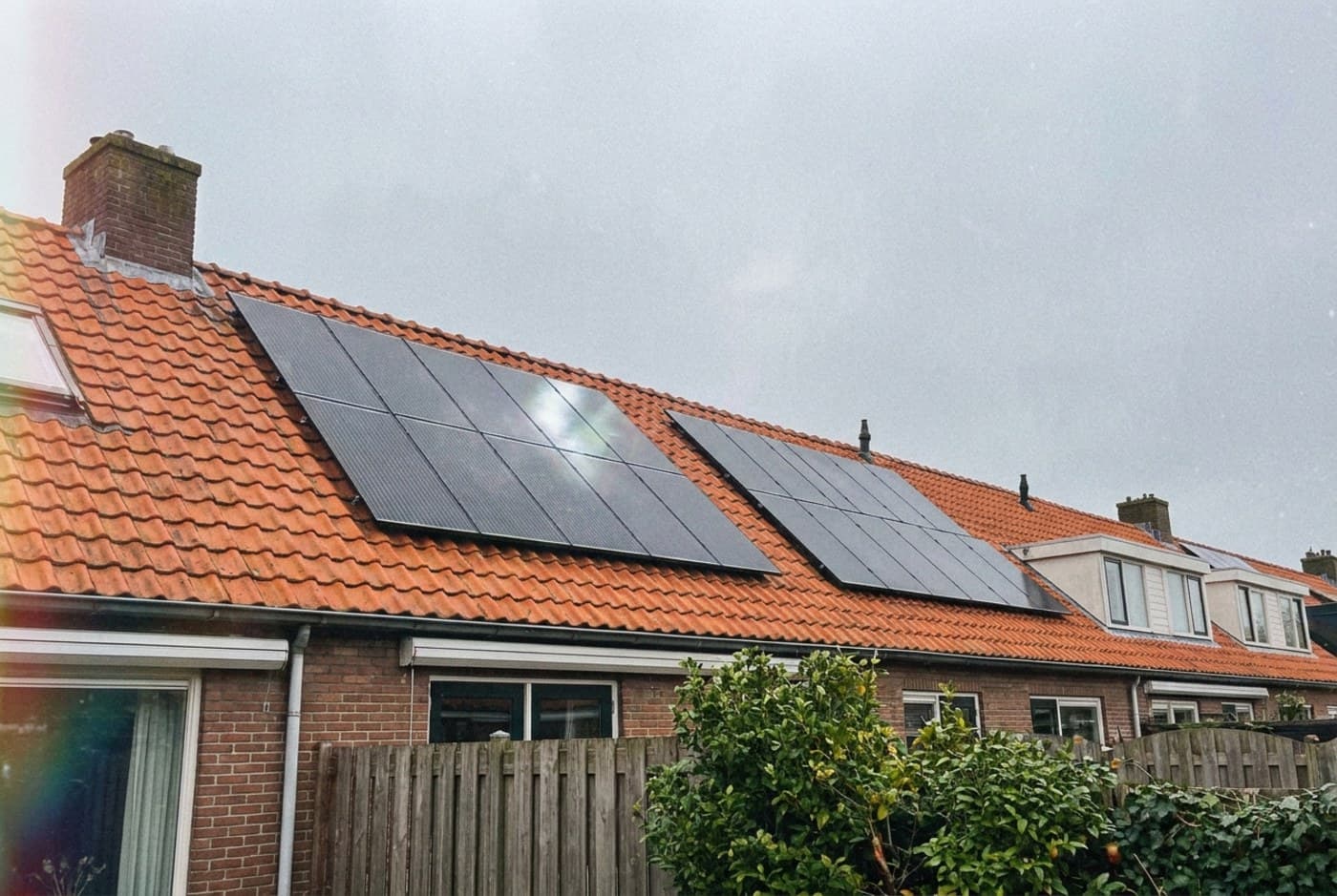 Zonnepanelen op het dak na de plaatsing